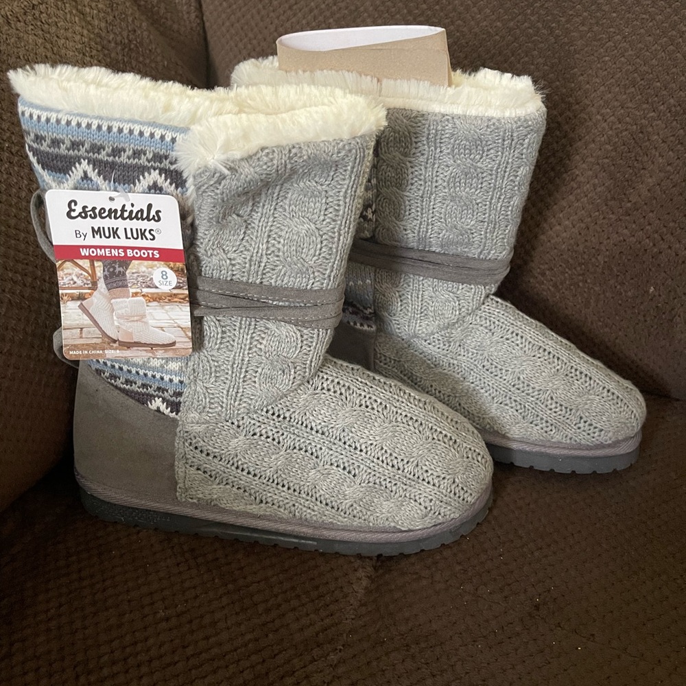 Mux Luks womens winter boots brand new with tags still attached, size (8)